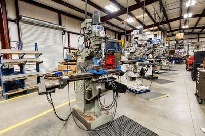 Large bed engine lathe